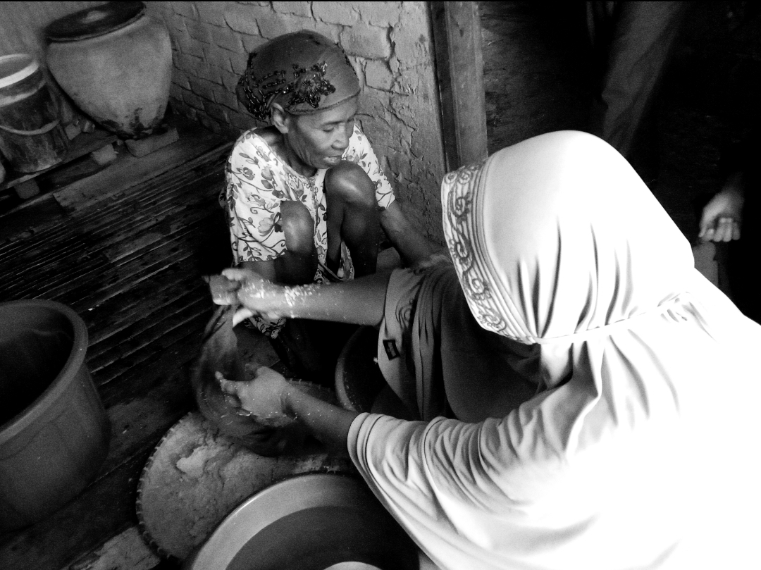 Aktivitas ibu-ibu di Pulau Bauluang membuat VCO