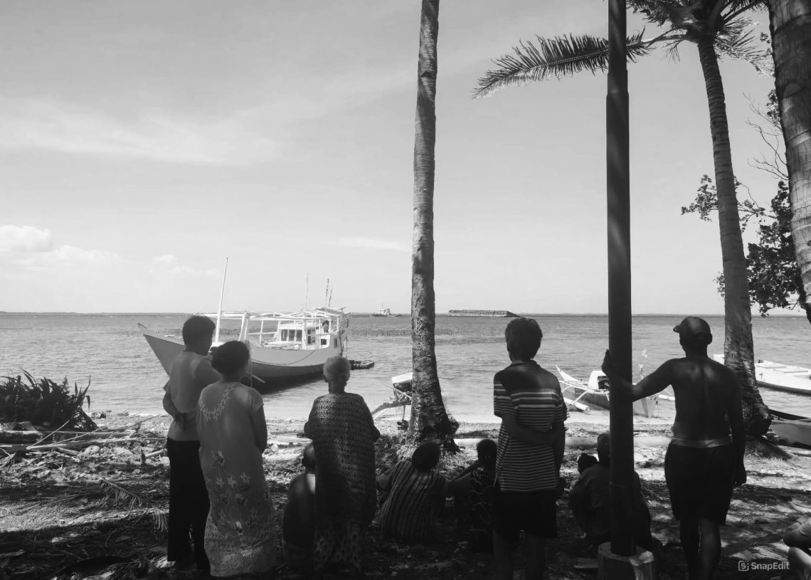 Potret masyarakat pesisir Pulau Bauluang di tepi pantai (Cita Tanah Mahardika)