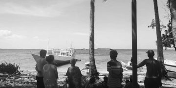 Potret masyarakat pesisir Pulau Bauluang di tepi pantai (Cita Tanah Mahardika)