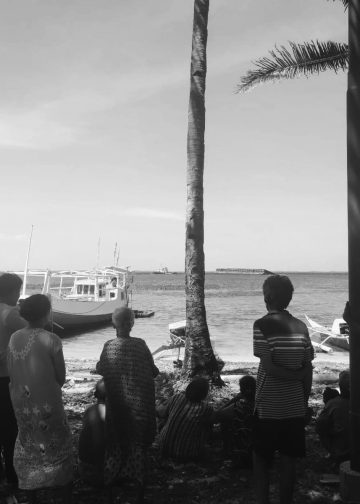 Potret masyarakat pesisir Pulau Bauluang di tepi pantai (Cita Tanah Mahardika)