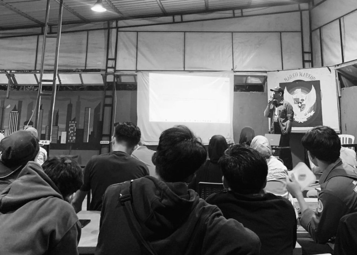 Sesi diskusi dan refleksi pasca nobar film "A Taxi Driver" yang difasilitasi oleh  Imamul Hak (HMJ Sosiologi Agama/ Lisa)