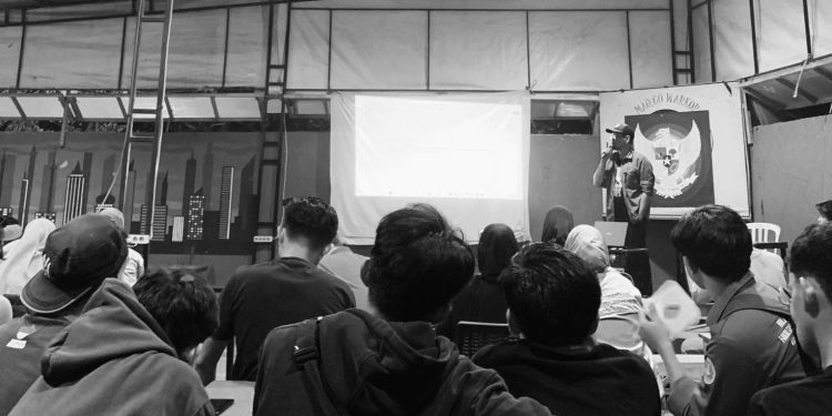 Sesi diskusi dan refleksi pasca nobar film "A Taxi Driver" yang difasilitasi oleh  Imamul Hak (HMJ Sosiologi Agama/ Lisa)