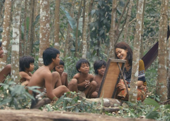 Suasana belajar bersama anak-anak rimba dalam adegan film Sokola Rimba (Sumber: Kapanlagi.com/Miles Production)