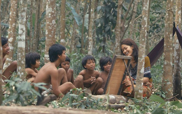 Suasana belajar bersama anak-anak rimba dalam adegan film Sokola Rimba (Sumber: Kapanlagi.com/Miles Production)