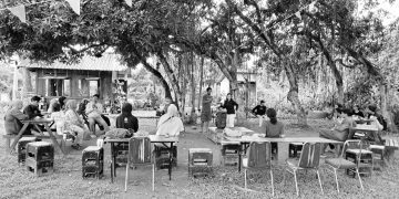 Proses belajar bersama Kebun Tetangga dan Komunitas Kampung  yang difasilitasi oleh Syukron, (Cita Tanah Mahardika/Suherman)
