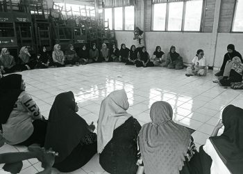 Ibu-ibu Passe'reanta, warga satangnga  dan pemudi-pemudi Bauluang yang turut serta dalam pelatihan merajut di Pulau Satangnga yang difasilitasi oleh Artani Bulk Store. (Cita Tanah Mahardika/ Saenal S.)