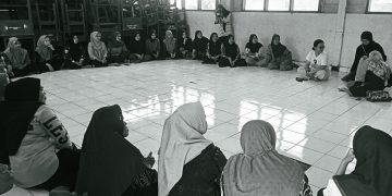Ibu-ibu Passe'reanta, warga satangnga  dan pemudi-pemudi Bauluang yang turut serta dalam pelatihan merajut di Pulau Satangnga yang difasilitasi oleh Artani Bulk Store. (Cita Tanah Mahardika/ Saenal S.)