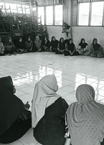 Ibu-ibu Passe'reanta, warga satangnga  dan pemudi-pemudi Bauluang yang turut serta dalam pelatihan merajut di Pulau Satangnga yang difasilitasi oleh Artani Bulk Store. (Cita Tanah Mahardika/ Saenal S.)
