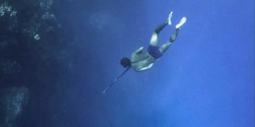 Cuplikan layar nelayan Bajo di film Salt in Their Veins (Rita Hencke)