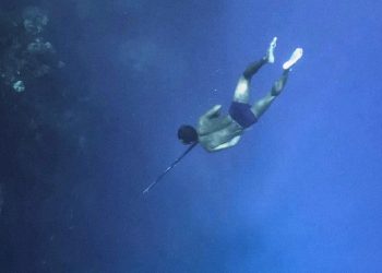 Cuplikan layar nelayan Bajo di film Salt in Their Veins (Rita Hencke)